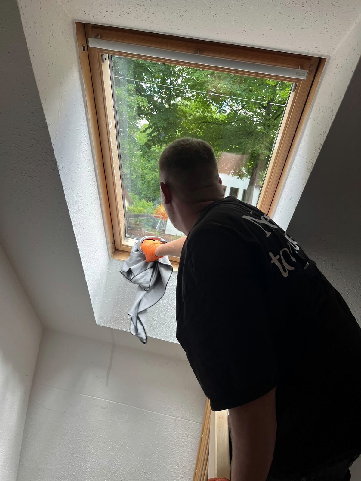 Dachfenster wird von innen gereinigt — Einsatzfoto