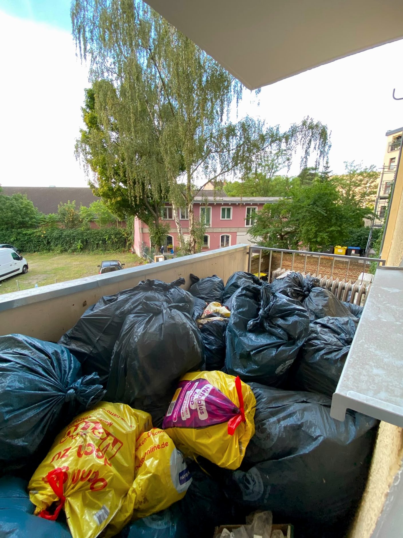 Balkon voller Müllsäcke vor dem Abtrag bei einer Haushaltsauflösung