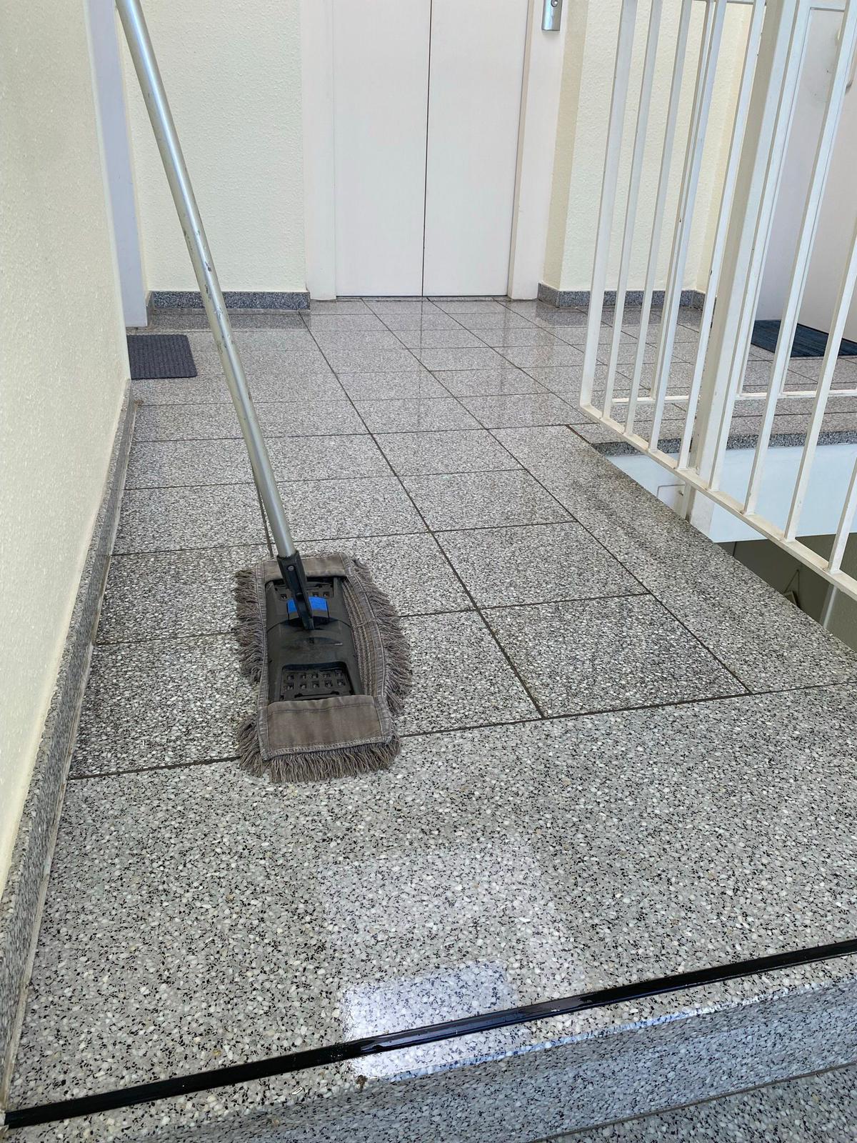 JaWi Hausmeisterservice im Treppenhaus